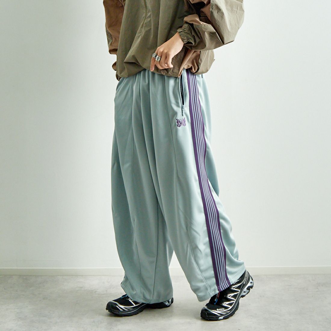 Needles [ニードルズ] ヒザデルトラックパンツ [QV311] B SAX&&モデル身長：179cm 着用サイズ：XS&&