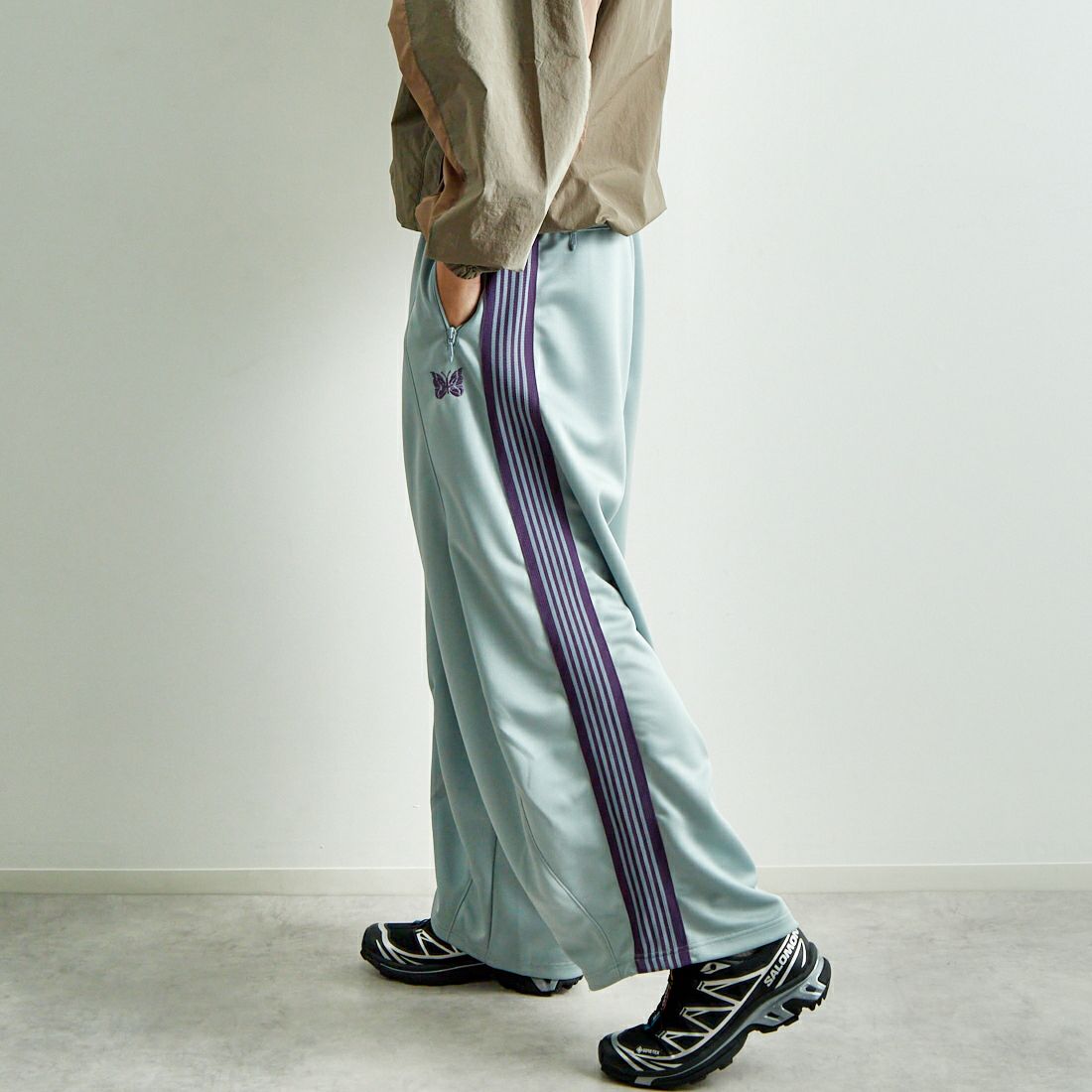 Needles [ニードルズ] ヒザデルトラックパンツ [QV311] B SAX&&モデル身長：179cm 着用サイズ：XS&&