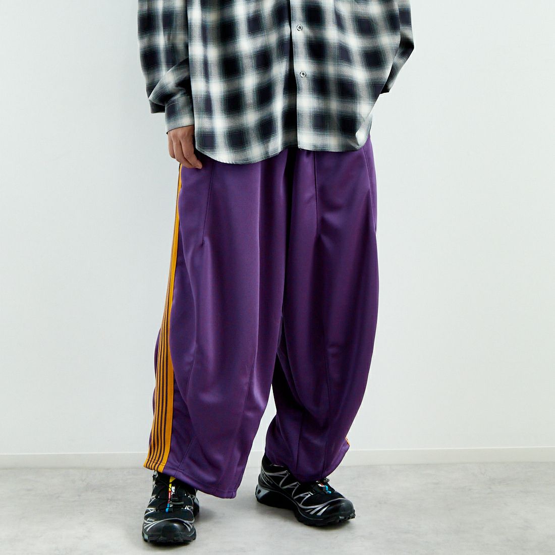 Needles [ニードルズ] ヒザデルトラックパンツ [QV311] C PURPLE &&モデル身長：179cm 着用サイズ：XS&&