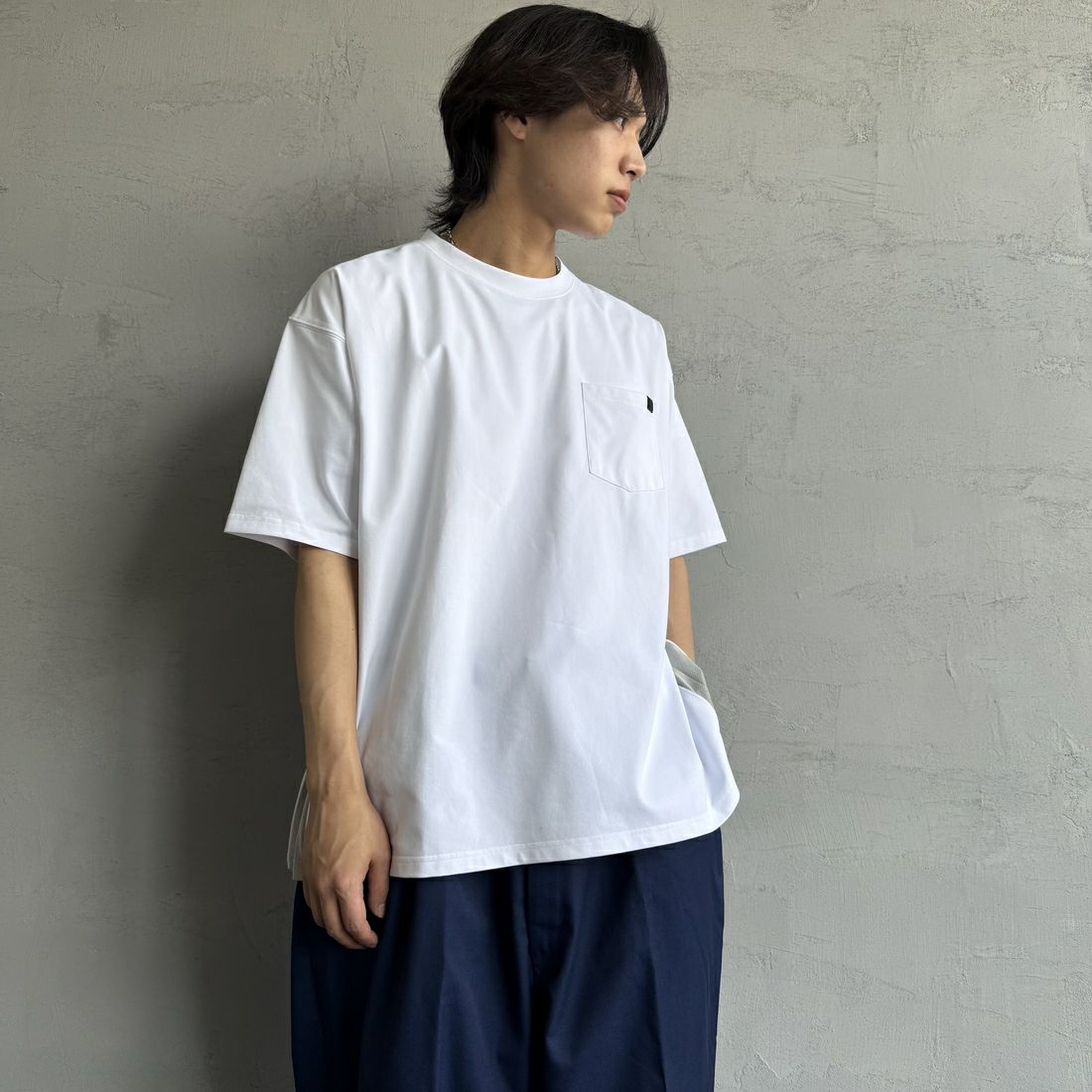 +phenix [プラスフェニックス] 別注 ベンチレーション ワンポイントロゴ ポケットTシャツ [POT-25005IN-JF] WHITE&&モデル身長：179cm 着用サイズ：L&&