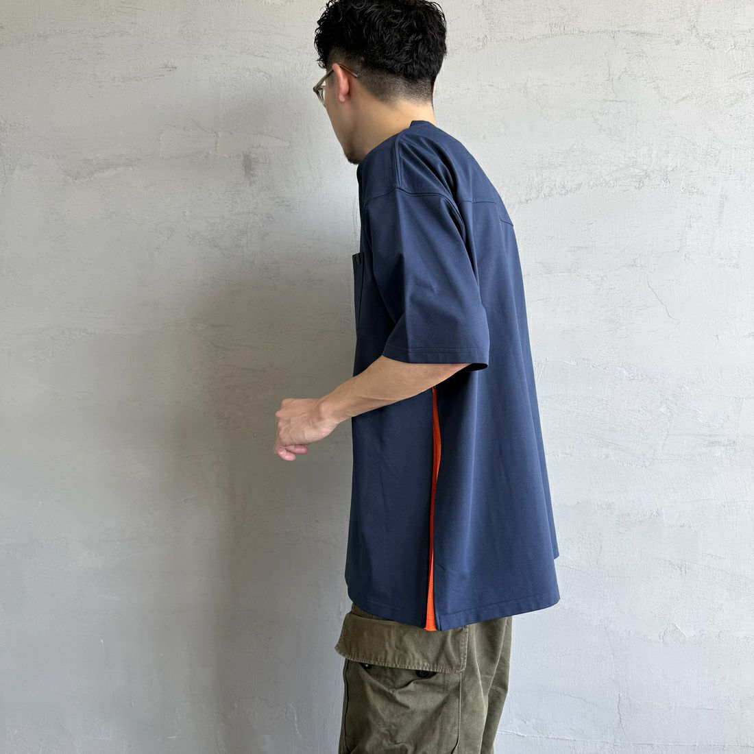 +phenix [プラスフェニックス] 別注 ベンチレーション ワンポイントロゴ ポケットTシャツ [POT-25005IN-JF] NAVY&&モデル身長：168cm 着用サイズ：L&&