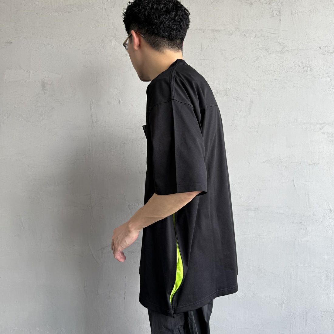 +phenix [プラスフェニックス] 別注 ベンチレーション ワンポイントロゴ ポケットTシャツ [POT-25005IN-JF] BLACK&&モデル身長：168cm 着用サイズ：L&&