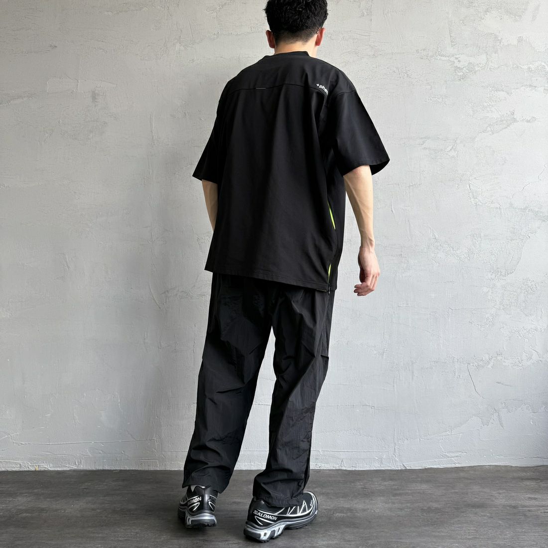 +phenix [プラスフェニックス] 別注 ベンチレーション ワンポイントロゴ ポケットTシャツ [POT-25005IN-JF] BLACK&&モデル身長：168cm 着用サイズ：L&&