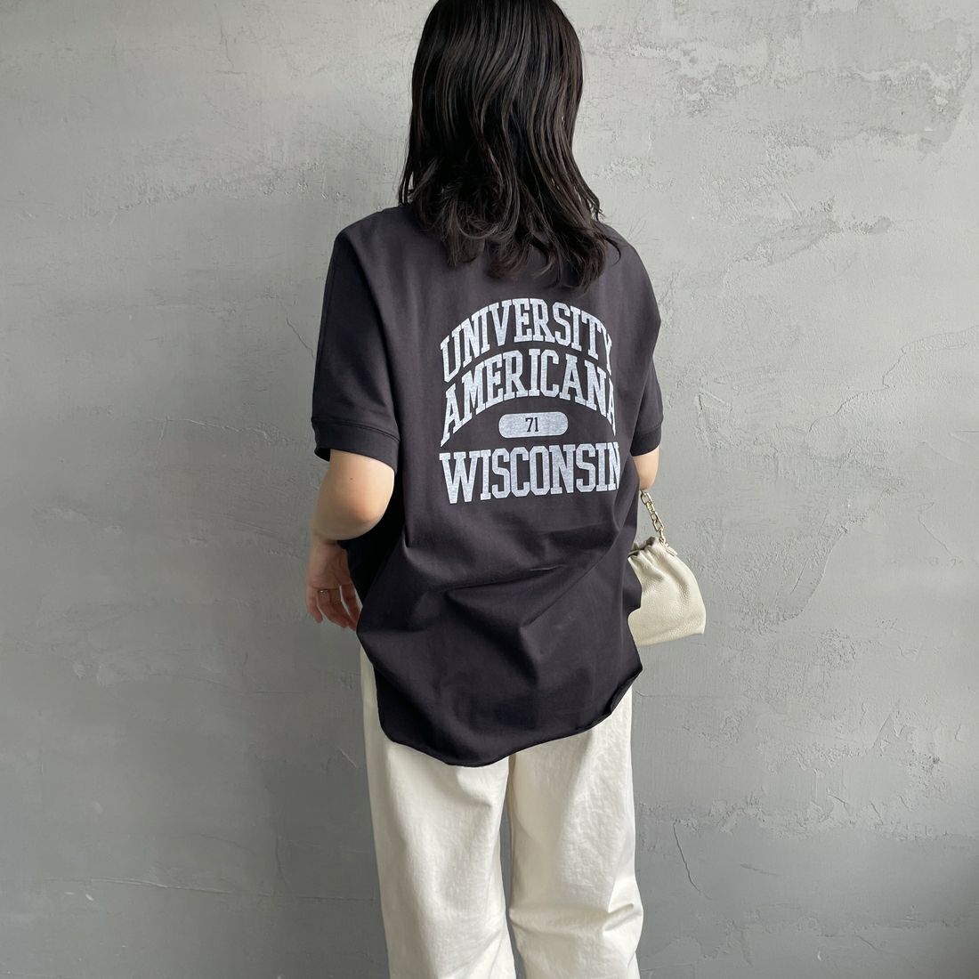 Americana × JEANS FACTORY [アメリカーナ × ジーンズファクトリー] 別注 ラウンドヘム バックプリントTシャツ [ASO-M-790-1-JF] SUMIKURO &&モデル身長：160cm 着用サイズ：F&&