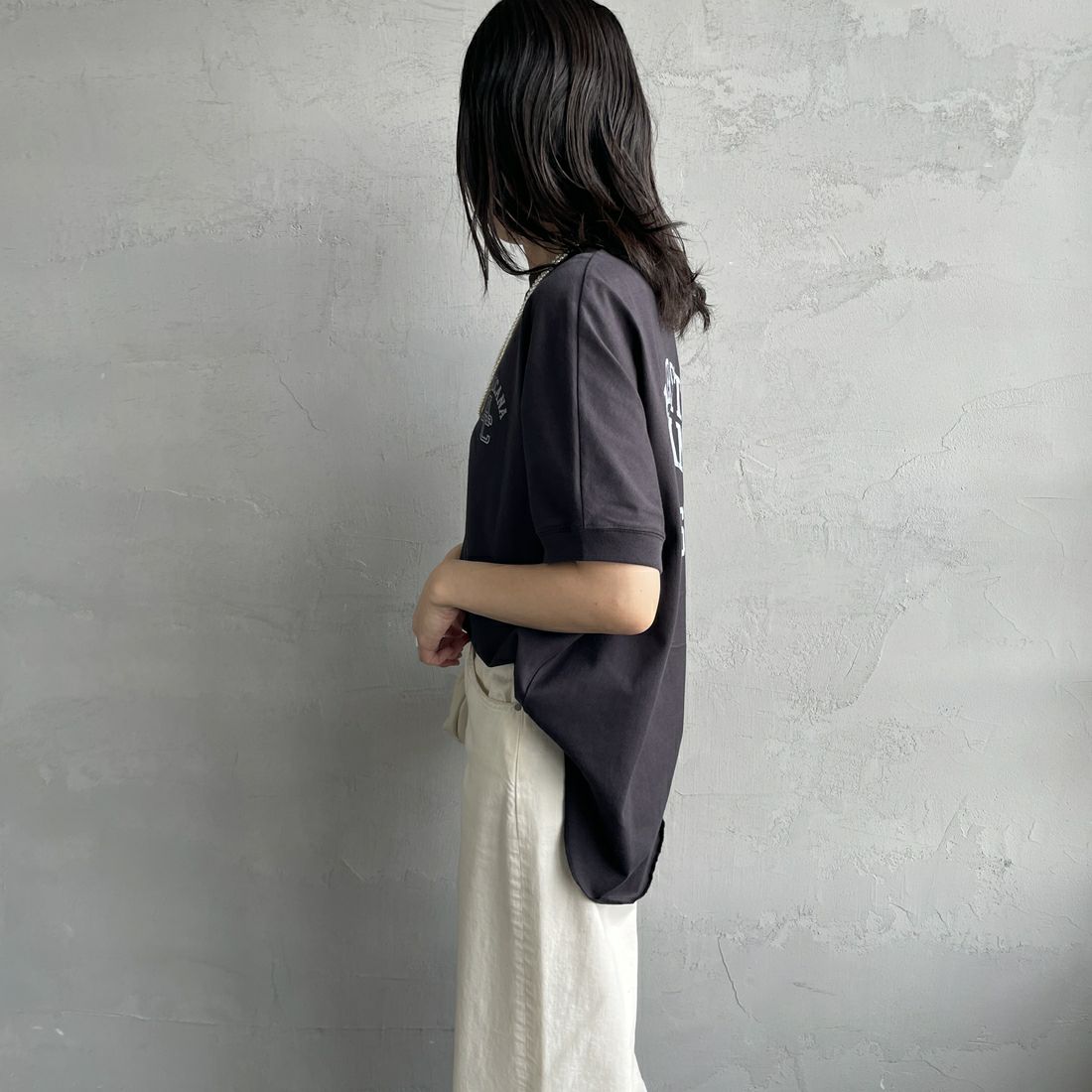 Americana × JEANS FACTORY [アメリカーナ × ジーンズファクトリー] 別注 ラウンドヘム バックプリントTシャツ [ASO-M-790-1-JF] SUMIKURO &&モデル身長：160cm 着用サイズ：F&&