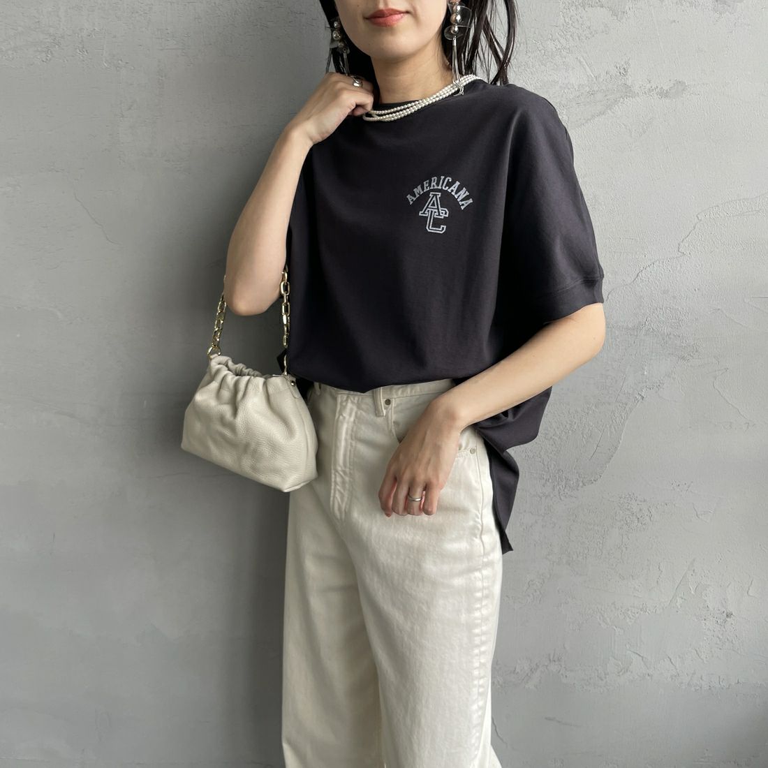 Americana × JEANS FACTORY [アメリカーナ × ジーンズファクトリー] 別注 ラウンドヘム バックプリントTシャツ [ASO-M-790-1-JF] SUMIKURO &&モデル身長：160cm 着用サイズ：F&&