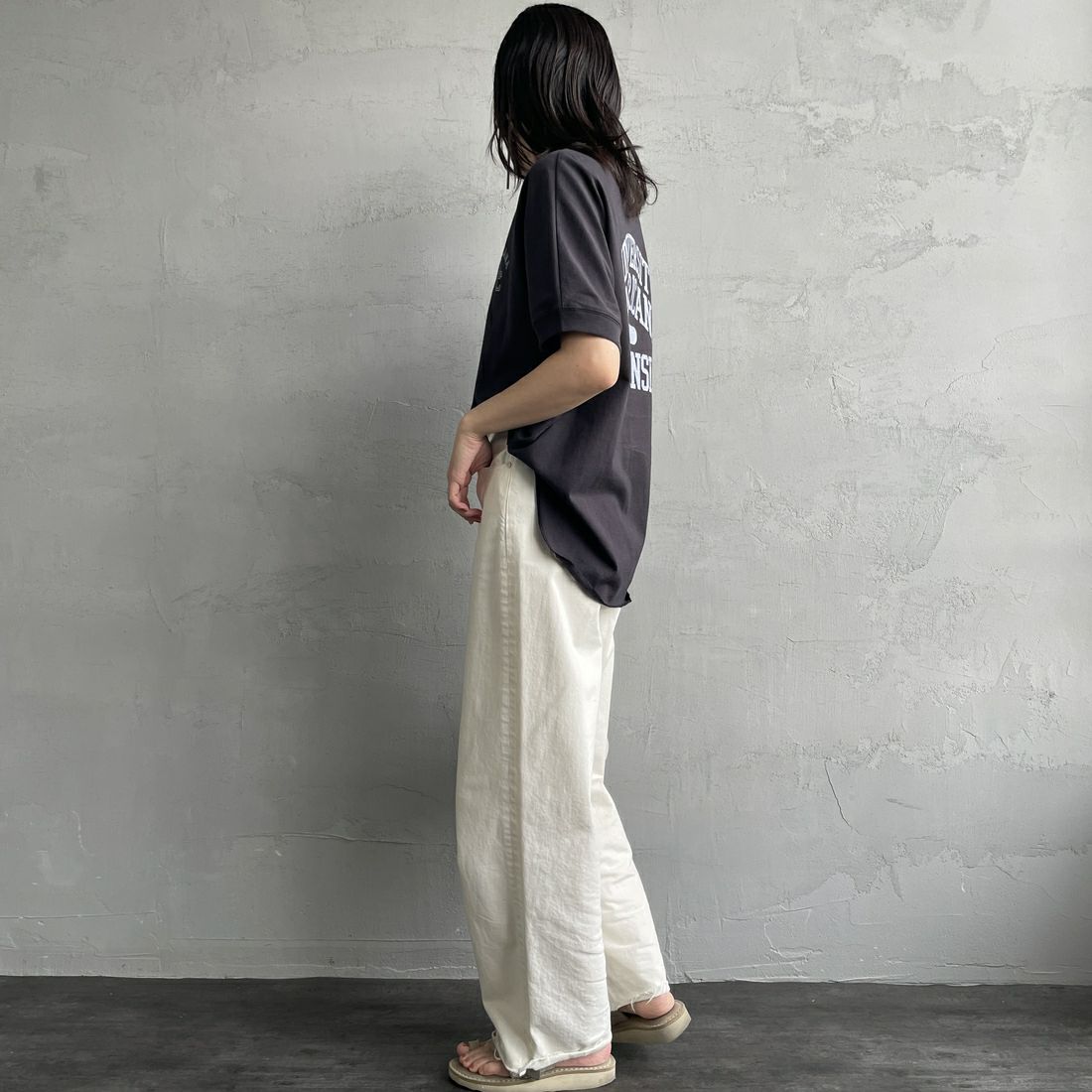 Americana × JEANS FACTORY [アメリカーナ × ジーンズファクトリー] 別注 ラウンドヘム バックプリントTシャツ [ASO-M-790-1-JF] SUMIKURO &&モデル身長：160cm 着用サイズ：F&&