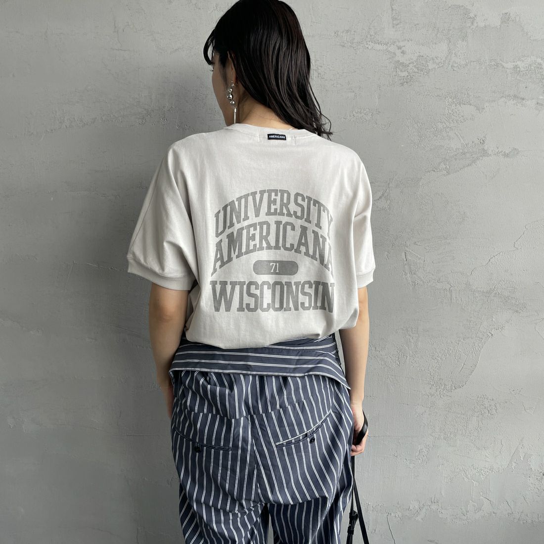 Americana × JEANS FACTORY [アメリカーナ × ジーンズファクトリー] 別注 ラウンドヘム バックプリントTシャツ [ASO-M-790-1-JF] LT.GREIGE &&モデル身長：160cm 着用サイズ：F&&