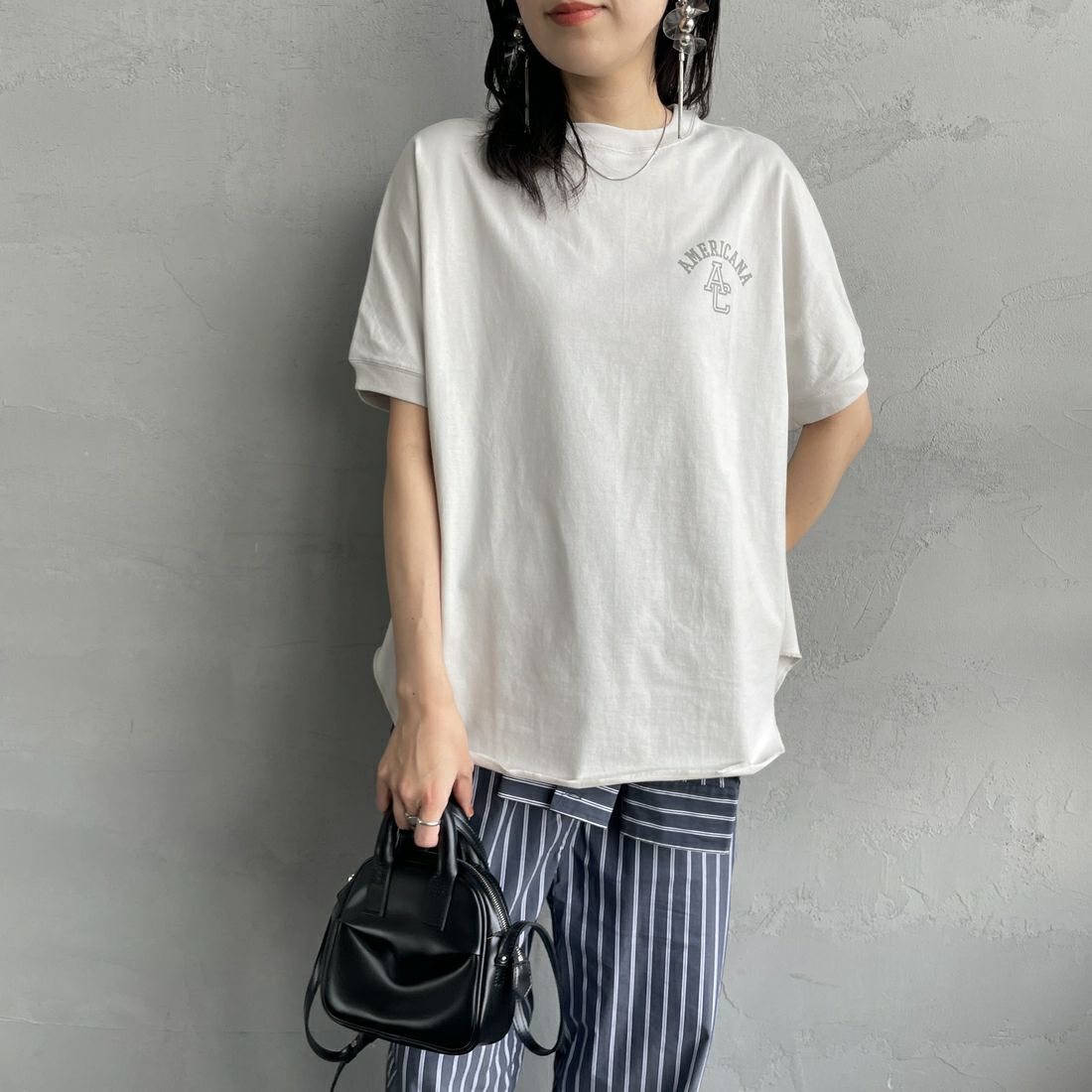 Americana × JEANS FACTORY [アメリカーナ × ジーンズファクトリー] 別注 ラウンドヘム バックプリントTシャツ [ASO-M-790-1-JF] LT.GREIGE &&モデル身長：160cm 着用サイズ：F&&