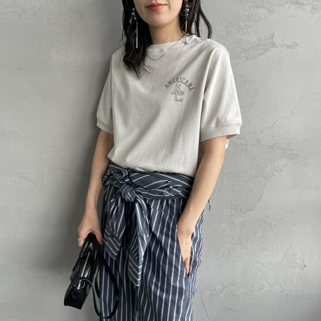 Americana × JEANS FACTORY [アメリカーナ × ジーンズファクトリー] 別注 ラウンドヘム バックプリントTシャツ [ASO-M-790-1-JF] LT.GREIGE &&モデル身長：160cm 着用サイズ：F&&