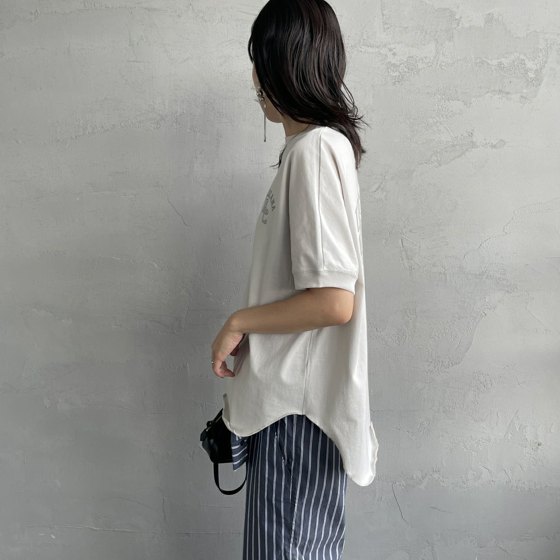 Americana × JEANS FACTORY [アメリカーナ × ジーンズファクトリー] 別注 ラウンドヘム バックプリントTシャツ [ASO-M-790-1-JF] LT.GREIGE &&モデル身長：160cm 着用サイズ：F&&
