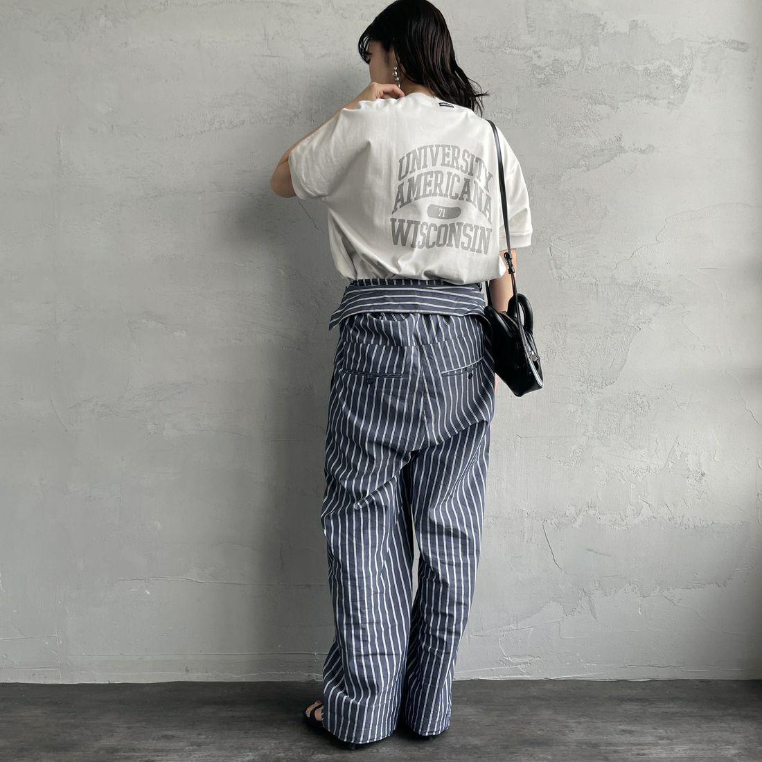 Americana × JEANS FACTORY [アメリカーナ × ジーンズファクトリー] 別注 ラウンドヘム バックプリントTシャツ [ASO-M-790-1-JF] LT.GREIGE &&モデル身長：160cm 着用サイズ：F&&