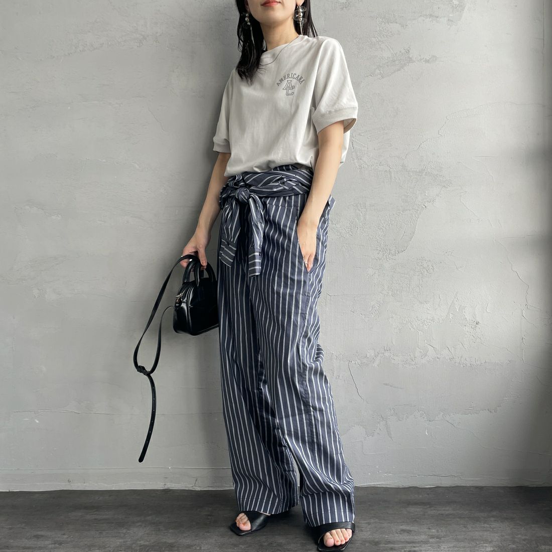 Americana × JEANS FACTORY [アメリカーナ × ジーンズファクトリー] 別注 ラウンドヘム バックプリントTシャツ [ASO-M-790-1-JF] LT.GREIGE &&モデル身長：160cm 着用サイズ：F&&
