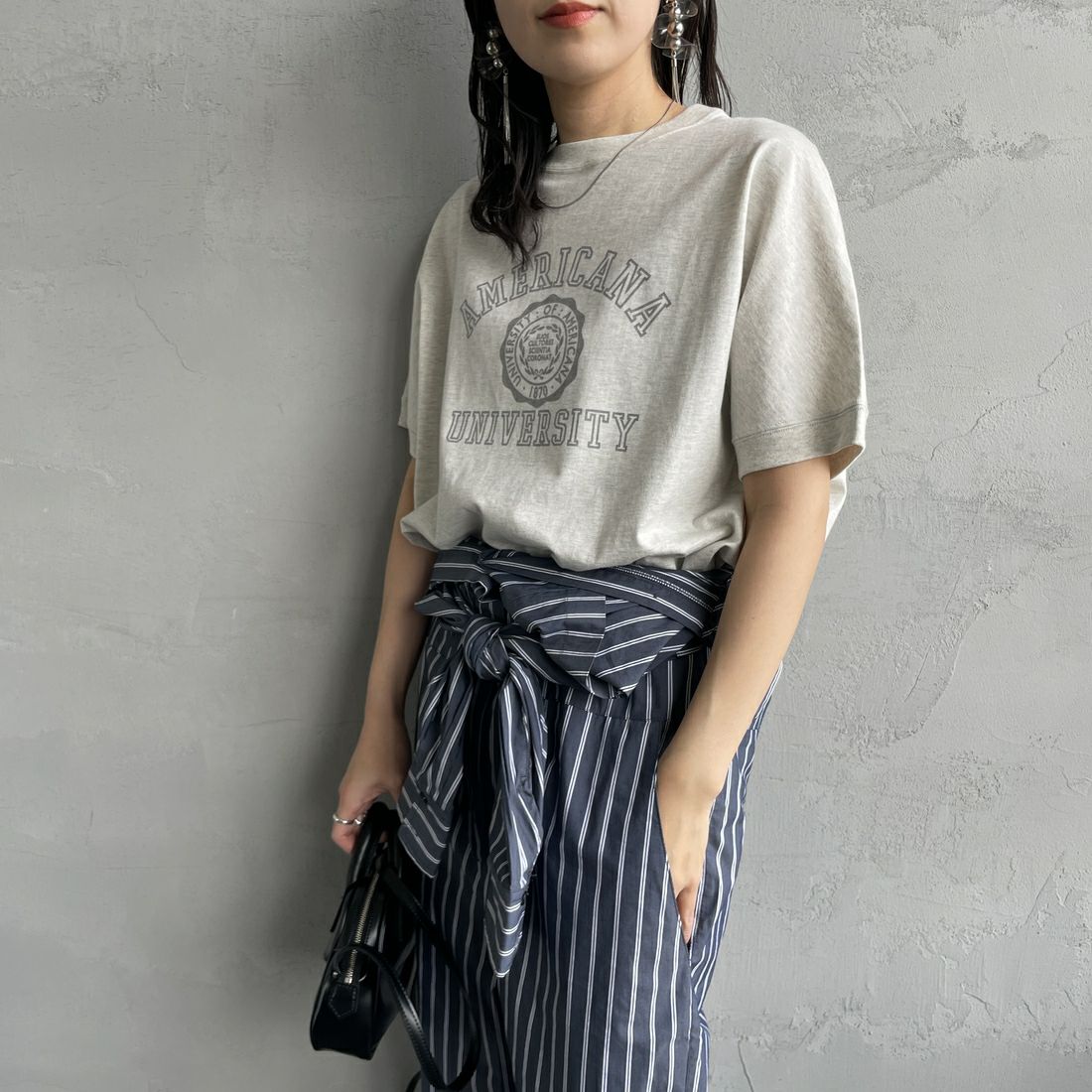 Americana × JEANS FACTORY [アメリカーナ × ジーンズファクトリー] 別注 ラウンドヘム カレッジプリントTシャツ [ASO-M-790-2-JF] OATMEAL &&モデル身長：160cm 着用サイズ：F&&
