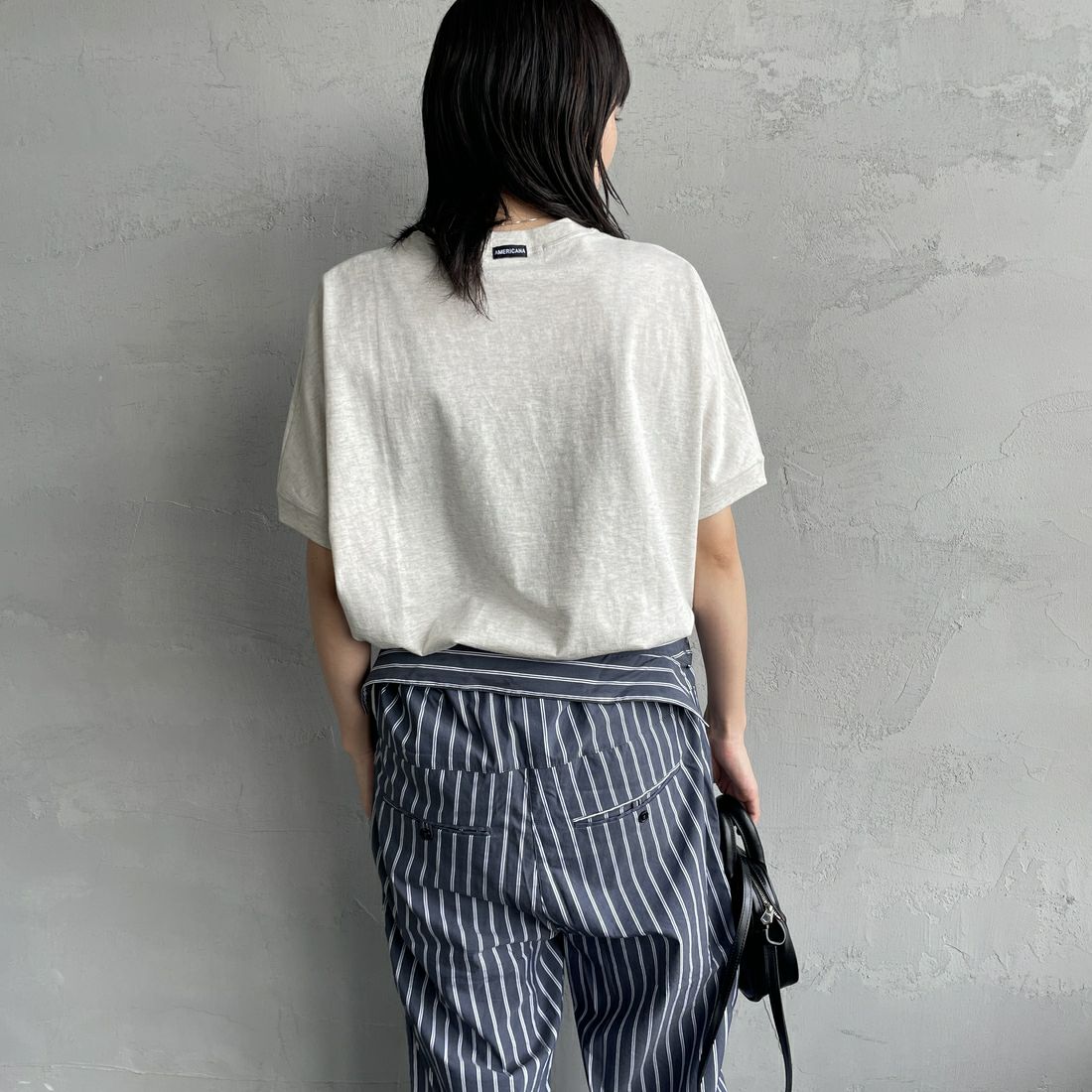 Americana × JEANS FACTORY [アメリカーナ × ジーンズファクトリー] 別注 ラウンドヘム カレッジプリントTシャツ [ASO-M-790-2-JF] OATMEAL &&モデル身長：160cm 着用サイズ：F&&