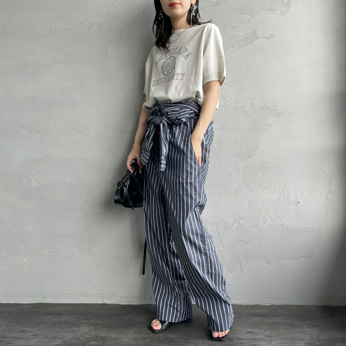 Americana × JEANS FACTORY [アメリカーナ × ジーンズファクトリー] 別注 ラウンドヘム カレッジプリントTシャツ [ASO-M-790-2-JF] OATMEAL &&モデル身長：160cm 着用サイズ：F&&