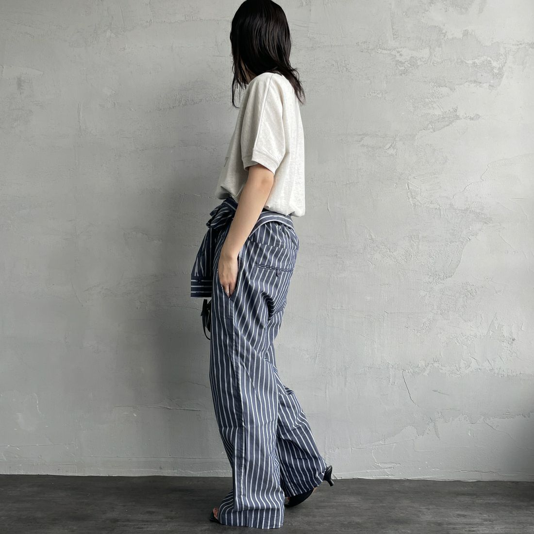Americana × JEANS FACTORY [アメリカーナ × ジーンズファクトリー] 別注 ラウンドヘム カレッジプリントTシャツ [ASO-M-790-2-JF] OATMEAL &&モデル身長：160cm 着用サイズ：F&&