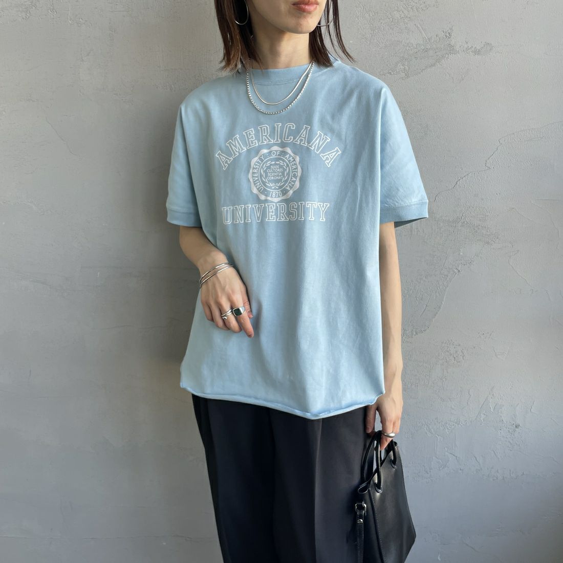 Americana × JEANS FACTORY [アメリカーナ × ジーンズファクトリー] 別注 ラウンドヘム カレッジプリントTシャツ [ASO-M-790-2-JF] LT.BLUE &&モデル身長：158cm 着用サイズ：F&&