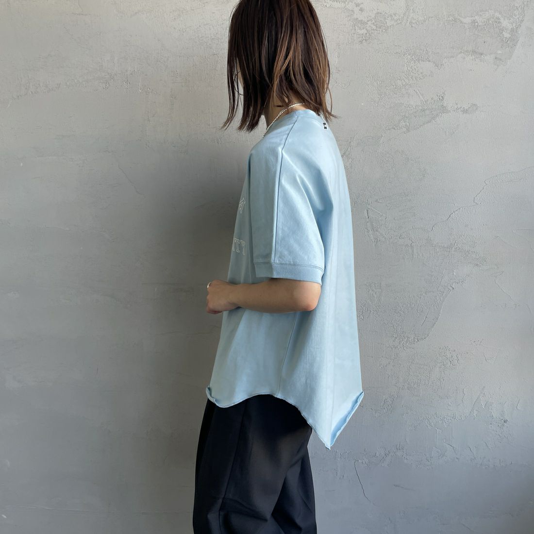 Americana × JEANS FACTORY [アメリカーナ × ジーンズファクトリー] 別注 ラウンドヘム カレッジプリントTシャツ [ASO-M-790-2-JF] LT.BLUE &&モデル身長：158cm 着用サイズ：F&&