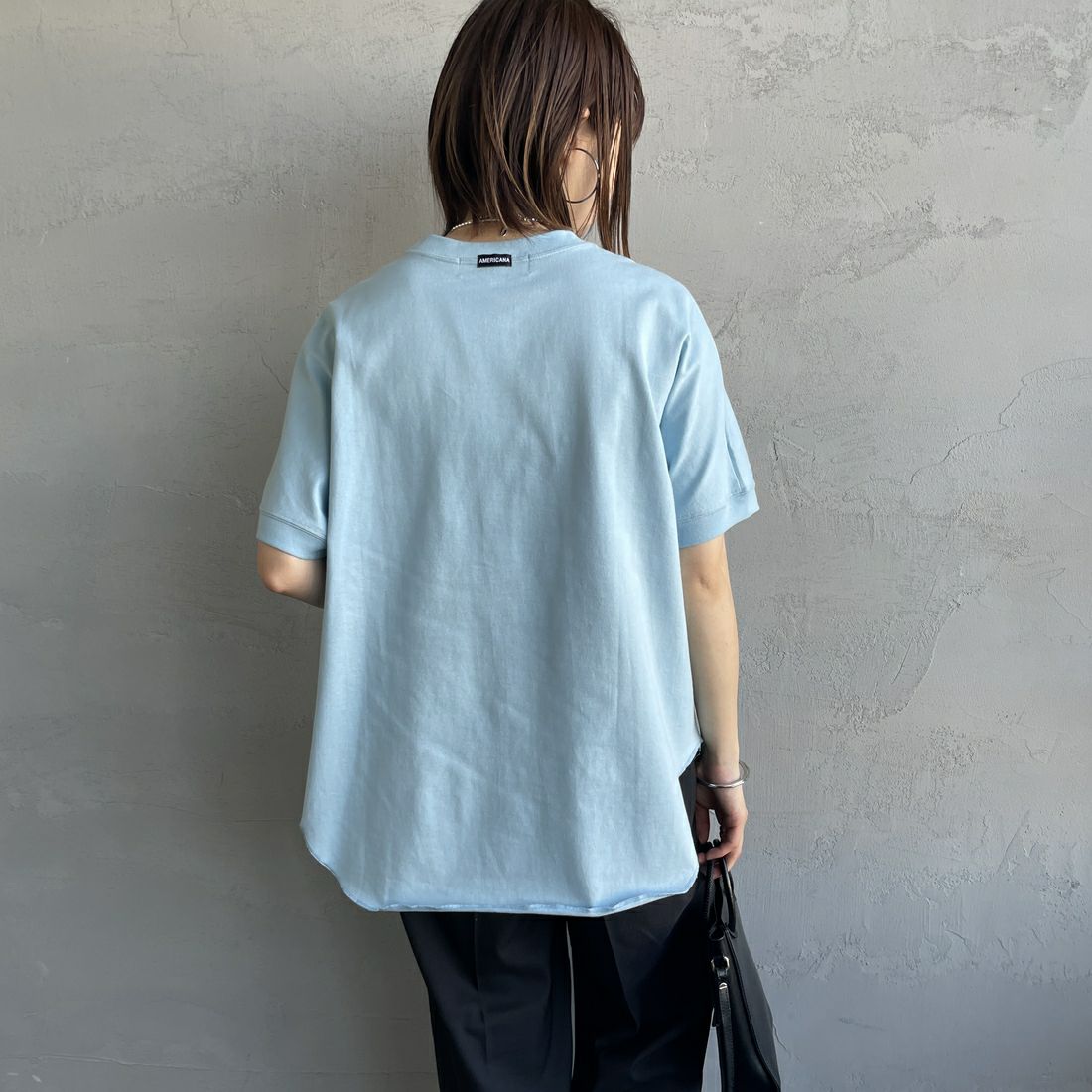 Americana × JEANS FACTORY [アメリカーナ × ジーンズファクトリー] 別注 ラウンドヘム カレッジプリントTシャツ [ASO-M-790-2-JF] LT.BLUE &&モデル身長：158cm 着用サイズ：F&&