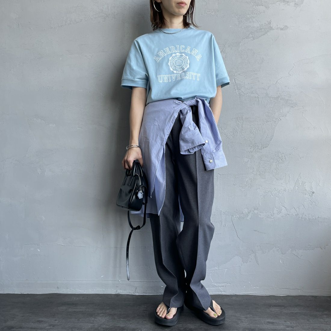 Americana × JEANS FACTORY [アメリカーナ × ジーンズファクトリー] 別注 ラウンドヘム カレッジプリントTシャツ [ASO-M-790-2-JF] LT.BLUE &&モデル身長：158cm 着用サイズ：F&&