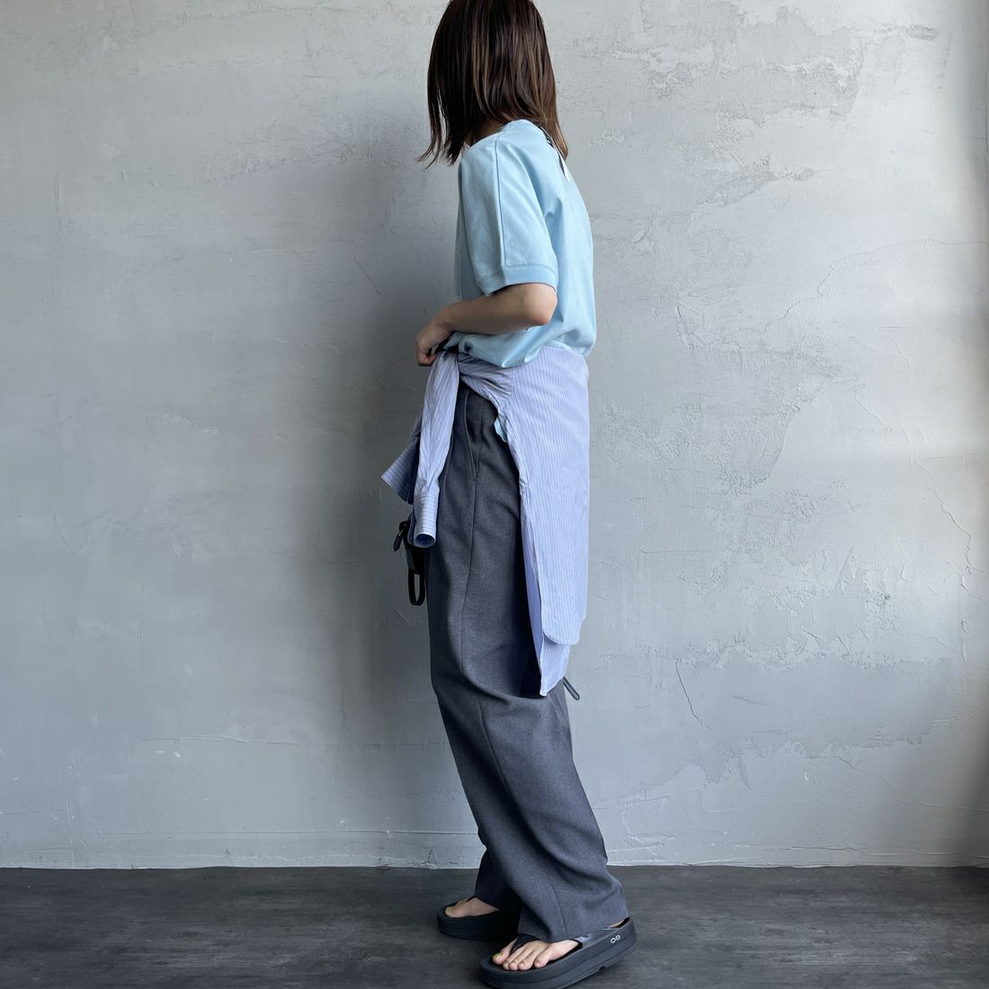 Americana × JEANS FACTORY [アメリカーナ × ジーンズファクトリー] 別注 ラウンドヘム カレッジプリントTシャツ [ASO-M-790-2-JF] LT.BLUE &&モデル身長：158cm 着用サイズ：F&&