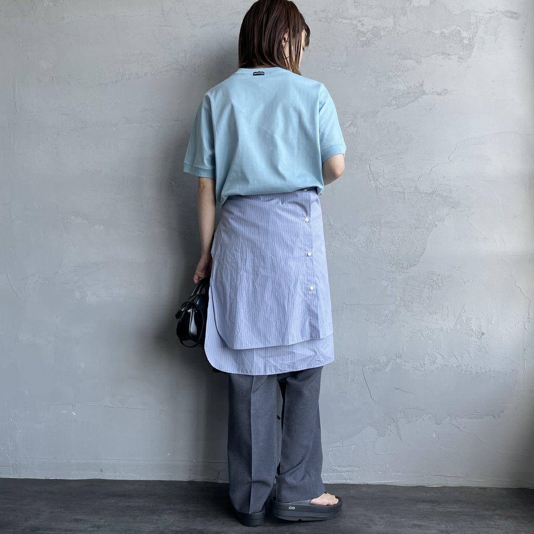 Americana × JEANS FACTORY [アメリカーナ × ジーンズファクトリー] 別注 ラウンドヘム カレッジプリントTシャツ [ASO-M-790-2-JF] LT.BLUE &&モデル身長：158cm 着用サイズ：F&&