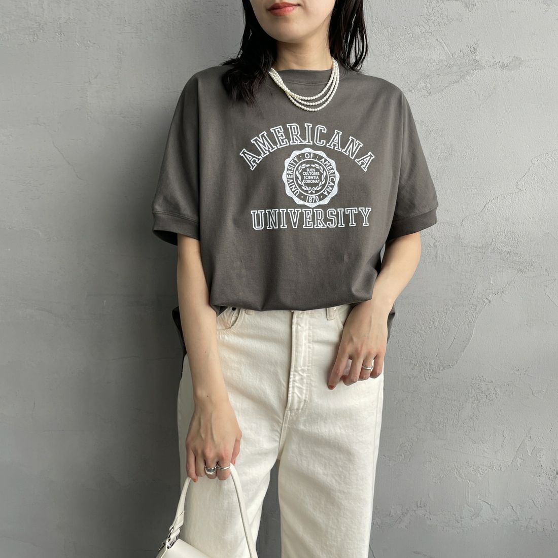 Americana × JEANS FACTORY [アメリカーナ × ジーンズファクトリー] 別注 ラウンドヘム カレッジプリントTシャツ [ASO-M-790-2-JF] CHARCOAL &&モデル身長：160cm 着用サイズ：F&&