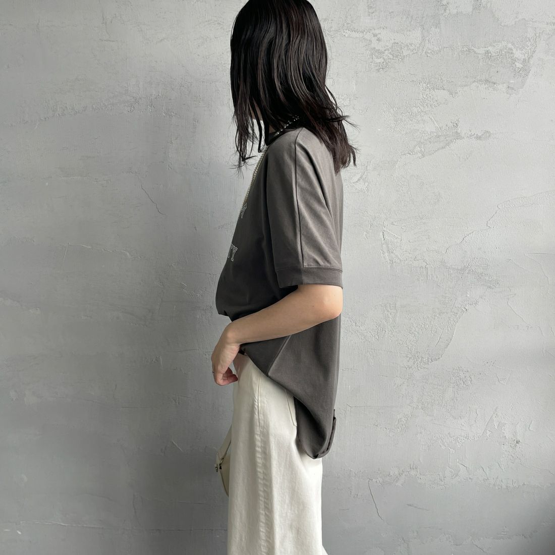 Americana × JEANS FACTORY [アメリカーナ × ジーンズファクトリー] 別注 ラウンドヘム カレッジプリントTシャツ [ASO-M-790-2-JF] CHARCOAL &&モデル身長：160cm 着用サイズ：F&&