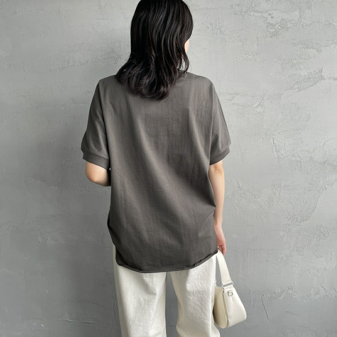 Americana × JEANS FACTORY [アメリカーナ × ジーンズファクトリー] 別注 ラウンドヘム カレッジプリントTシャツ [ASO-M-790-2-JF] CHARCOAL &&モデル身長：160cm 着用サイズ：F&&