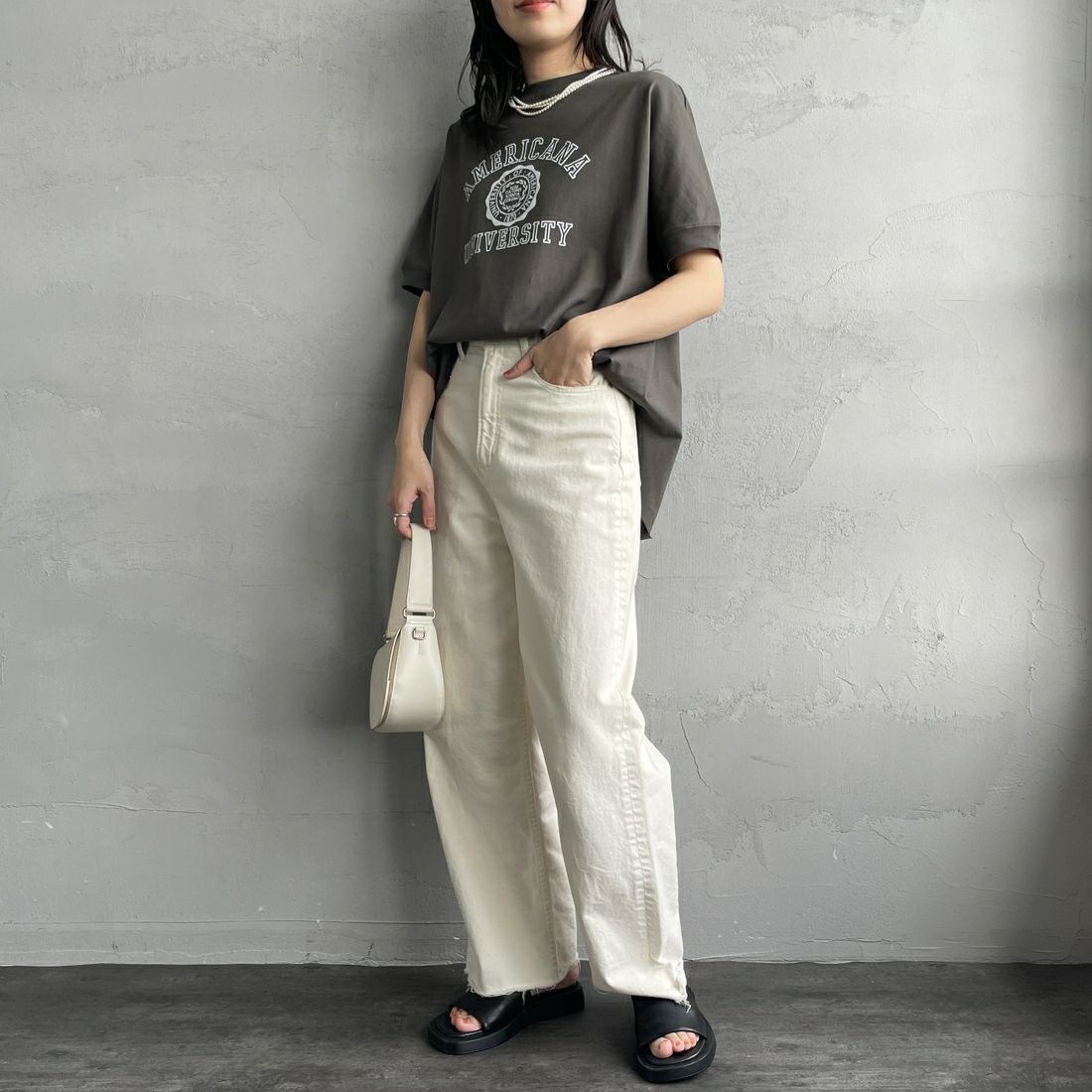 Americana × JEANS FACTORY [アメリカーナ × ジーンズファクトリー] 別注 ラウンドヘム カレッジプリントTシャツ [ASO-M-790-2-JF] CHARCOAL &&モデル身長：160cm 着用サイズ：F&&