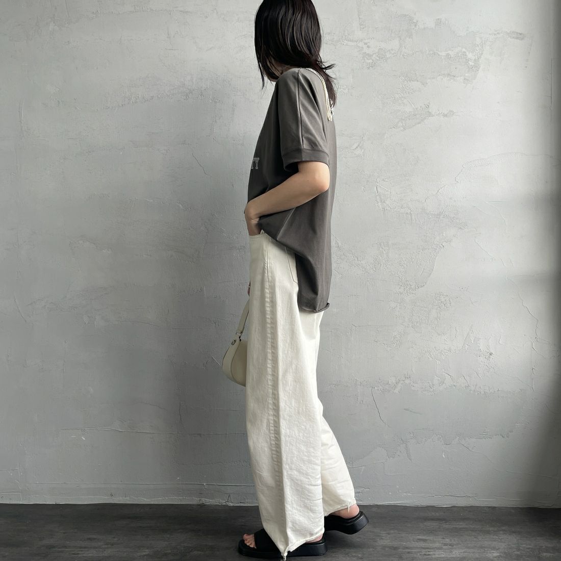Americana × JEANS FACTORY [アメリカーナ × ジーンズファクトリー] 別注 ラウンドヘム カレッジプリントTシャツ [ASO-M-790-2-JF] CHARCOAL &&モデル身長：160cm 着用サイズ：F&&