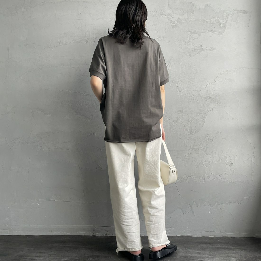 Americana × JEANS FACTORY [アメリカーナ × ジーンズファクトリー] 別注 ラウンドヘム カレッジプリントTシャツ [ASO-M-790-2-JF] CHARCOAL &&モデル身長：160cm 着用サイズ：F&&