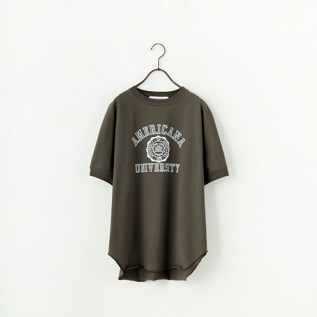 Americana × JEANS FACTORY [アメリカーナ × ジーンズファクトリー] 別注 ラウンドヘム カレッジプリントTシャツ [ASO-M-790-2-JF] CHARCOAL