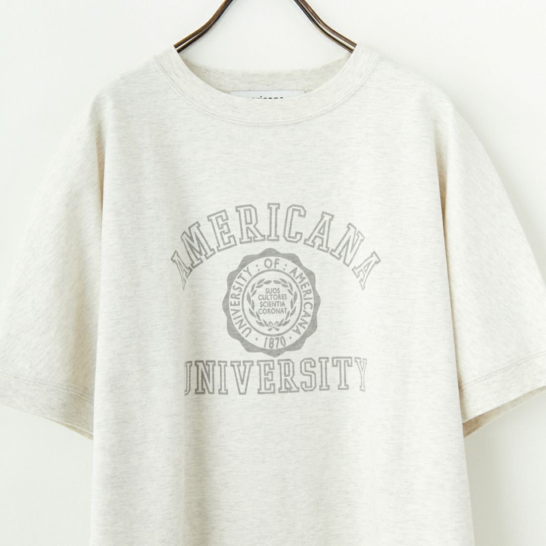 Americana × JEANS FACTORY [アメリカーナ × ジーンズファクトリー] 別注 ラウンドヘム カレッジプリントTシャツ [ASO-M-790-2-JF] OATMEAL