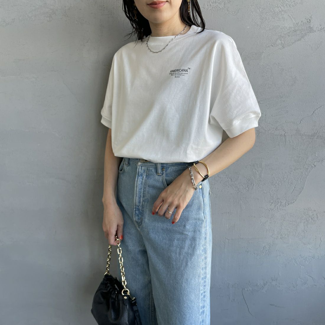 Americana × JEANS FACTORY [アメリカーナ × ジーンズファクトリー] 別注 ラウンドヘム バックプリントTシャツ [ASO-M-790-3-JF] WHITE&&モデル身長：160cm 着用サイズ：F&&