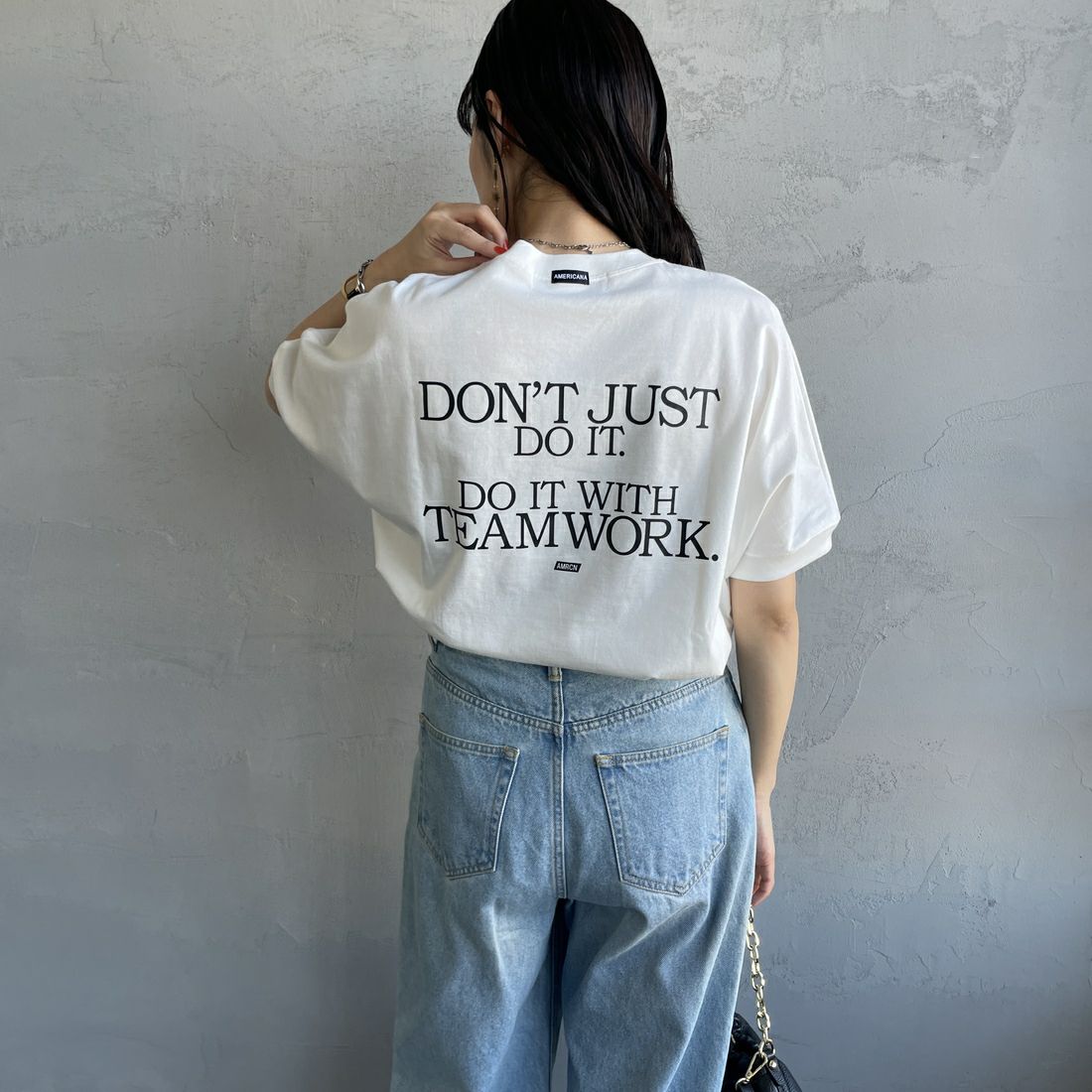 Americana × JEANS FACTORY [アメリカーナ × ジーンズファクトリー] 別注 ラウンドヘム バックプリントTシャツ [ASO-M-790-3-JF] WHITE&&モデル身長：160cm 着用サイズ：F&&