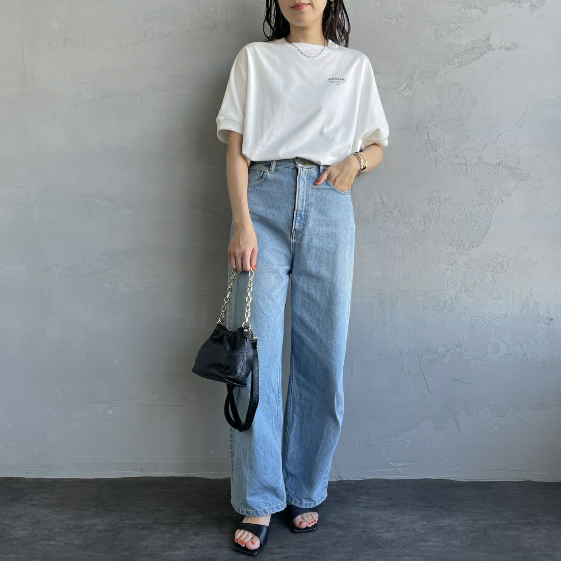 Americana × JEANS FACTORY [アメリカーナ × ジーンズファクトリー] 別注 ラウンドヘム バックプリントTシャツ [ASO-M-790-3-JF] WHITE&&モデル身長：160cm 着用サイズ：F&&