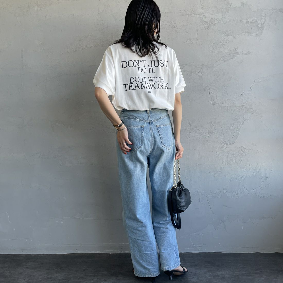 Americana × JEANS FACTORY [アメリカーナ × ジーンズファクトリー] 別注 ラウンドヘム バックプリントTシャツ [ASO-M-790-3-JF] WHITE&&モデル身長：160cm 着用サイズ：F&&