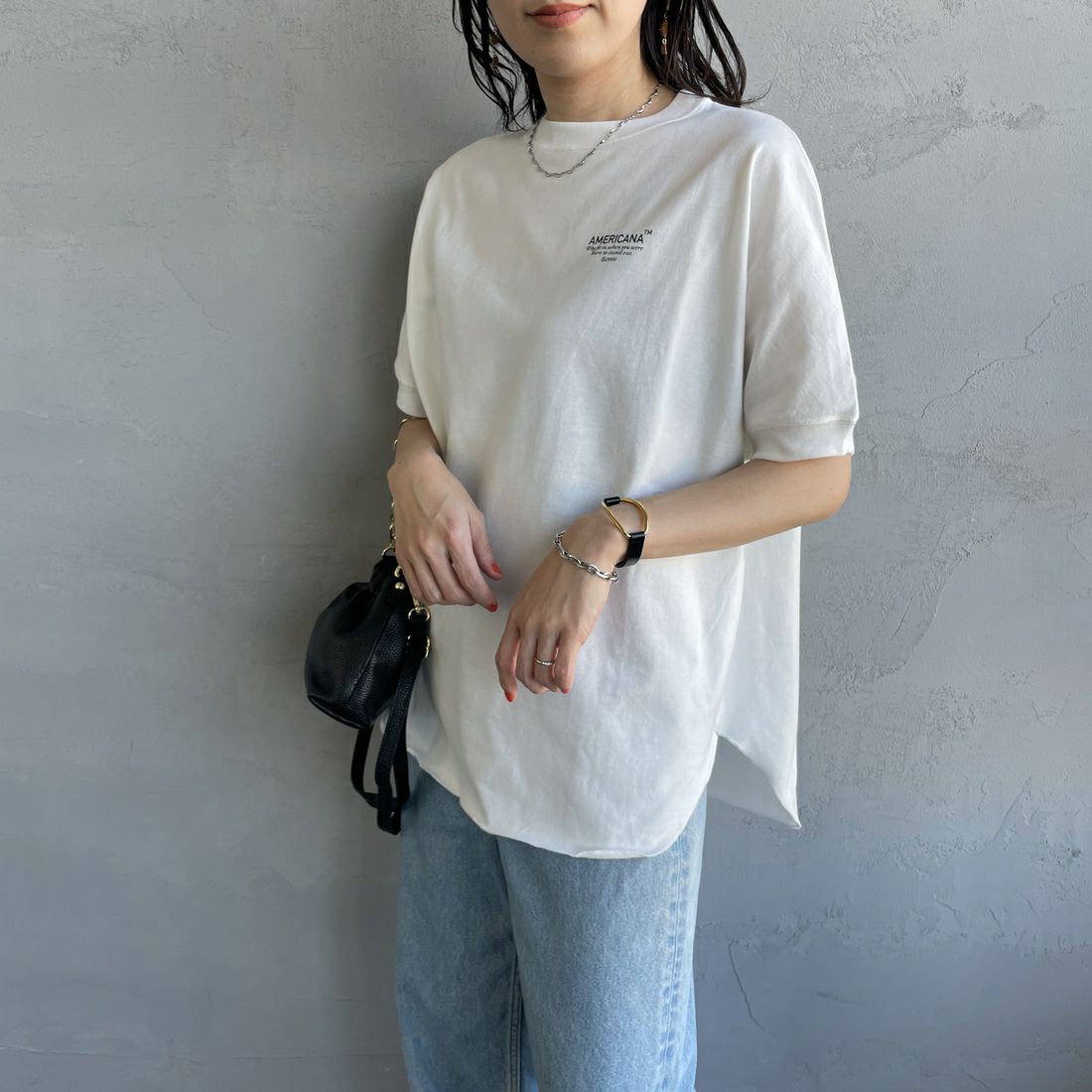 Americana × JEANS FACTORY [アメリカーナ × ジーンズファクトリー] 別注 ラウンドヘム バックプリントTシャツ [ASO-M-790-3-JF] WHITE&&モデル身長：160cm 着用サイズ：F&&