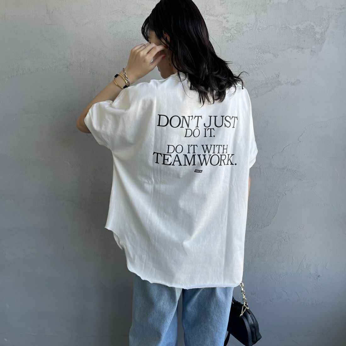 Americana × JEANS FACTORY [アメリカーナ × ジーンズファクトリー] 別注 ラウンドヘム バックプリントTシャツ [ASO-M-790-3-JF] WHITE&&モデル身長：160cm 着用サイズ：F&&
