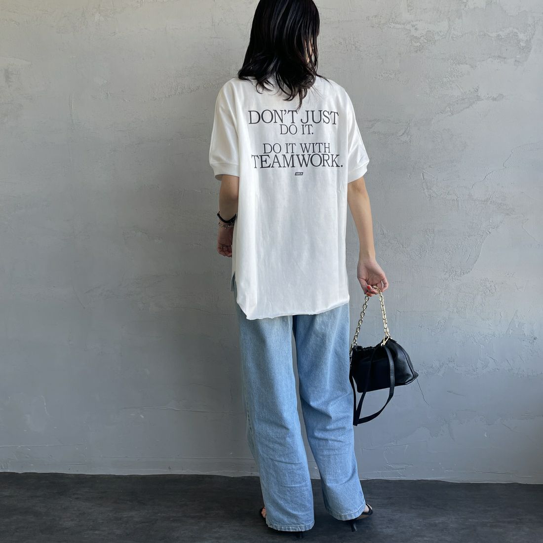 Americana × JEANS FACTORY [アメリカーナ × ジーンズファクトリー] 別注 ラウンドヘム バックプリントTシャツ [ASO-M-790-3-JF] WHITE&&モデル身長：160cm 着用サイズ：F&&