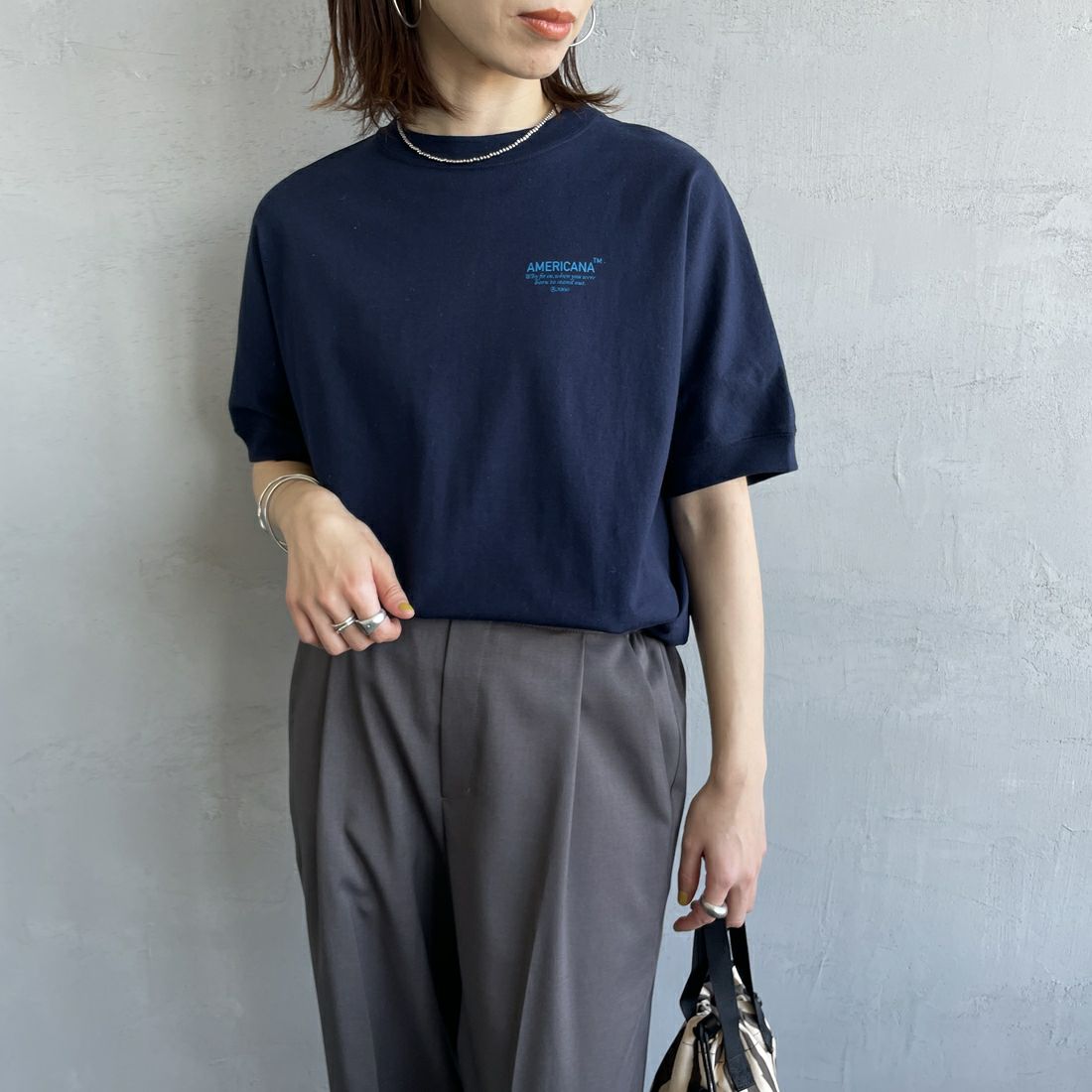 Americana × JEANS FACTORY [アメリカーナ × ジーンズファクトリー] 別注 ラウンドヘム バックプリントTシャツ [ASO-M-790-3-JF] NAVY&&モデル身長：158cm 着用サイズ：F&&