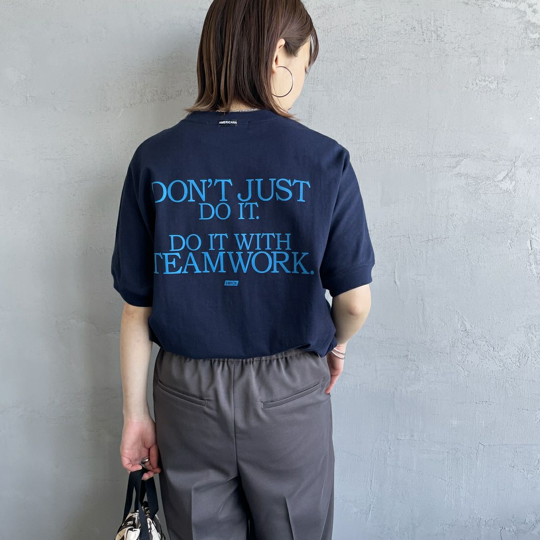 Americana × JEANS FACTORY [アメリカーナ × ジーンズファクトリー] 別注 ラウンドヘム バックプリントTシャツ [ASO-M-790-3-JF] NAVY&&モデル身長：158cm 着用サイズ：F&&
