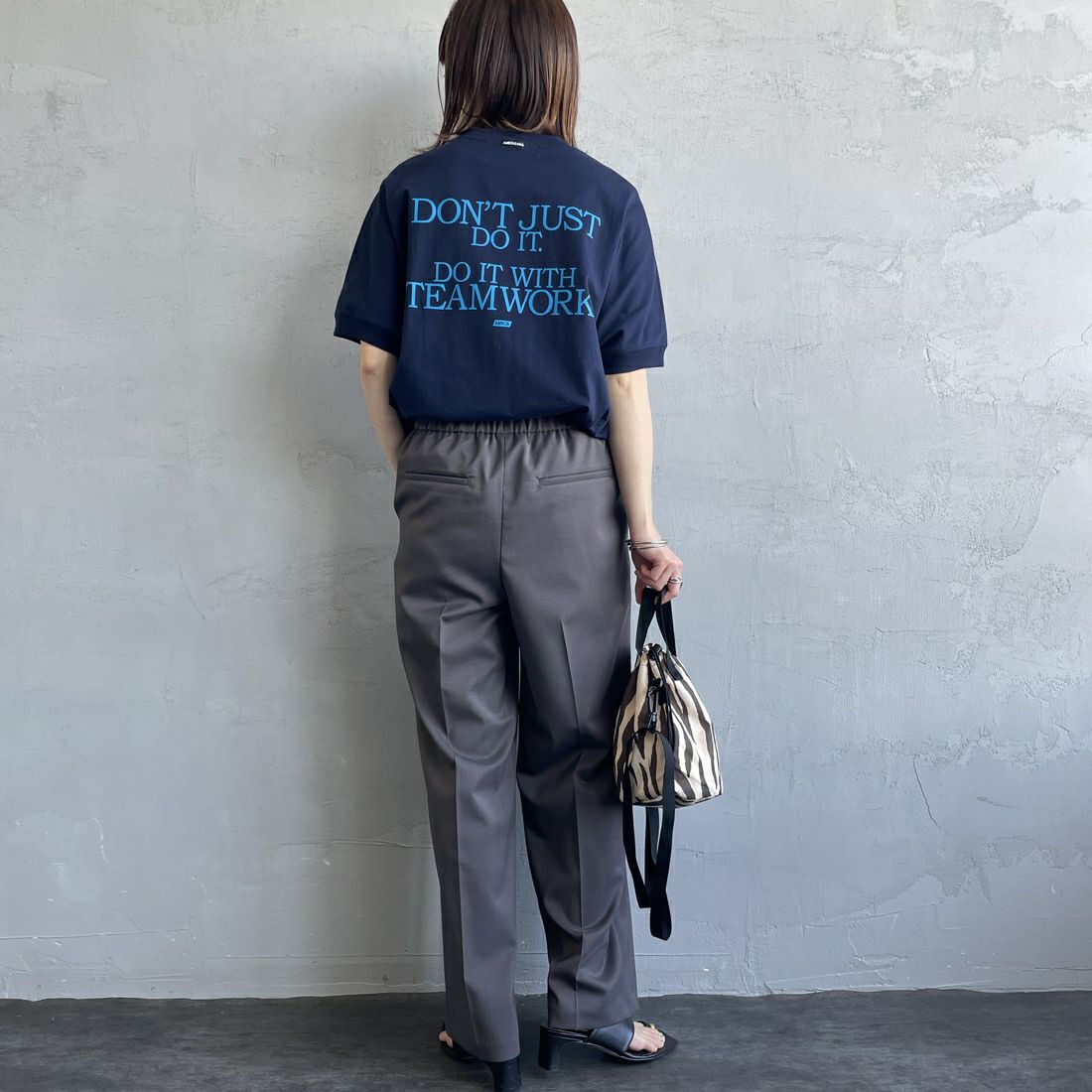 Americana × JEANS FACTORY [アメリカーナ × ジーンズファクトリー] 別注 ラウンドヘム バックプリントTシャツ [ASO-M-790-3-JF] NAVY&&モデル身長：158cm 着用サイズ：F&&