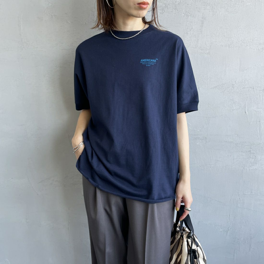Americana × JEANS FACTORY [アメリカーナ × ジーンズファクトリー] 別注 ラウンドヘム バックプリントTシャツ [ASO-M-790-3-JF] NAVY&&モデル身長：158cm 着用サイズ：F&&