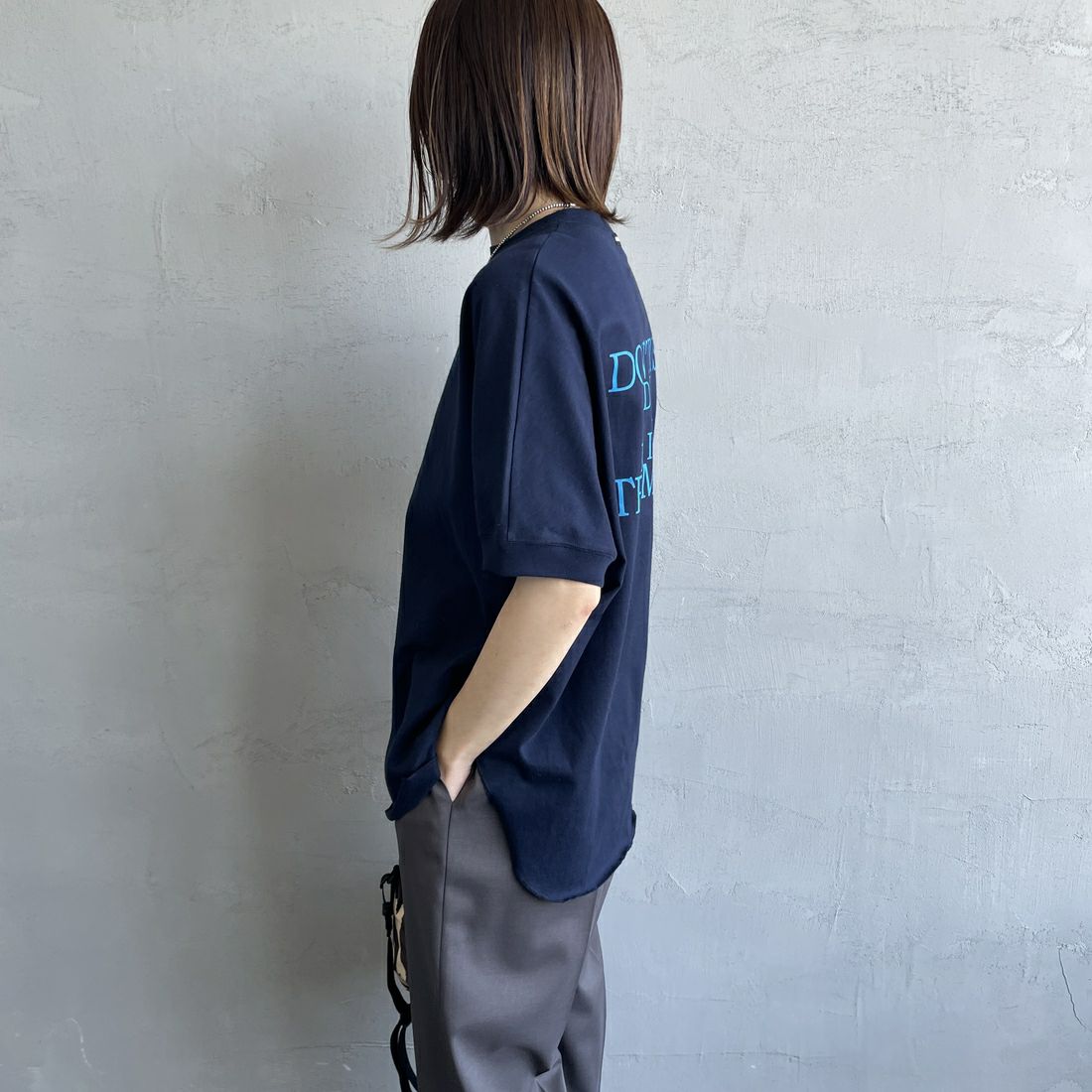 Americana × JEANS FACTORY [アメリカーナ × ジーンズファクトリー] 別注 ラウンドヘム バックプリントTシャツ [ASO-M-790-3-JF] NAVY&&モデル身長：158cm 着用サイズ：F&&