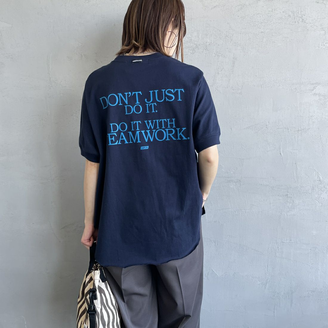 Americana × JEANS FACTORY [アメリカーナ × ジーンズファクトリー] 別注 ラウンドヘム バックプリントTシャツ [ASO-M-790-3-JF] NAVY&&モデル身長：158cm 着用サイズ：F&&