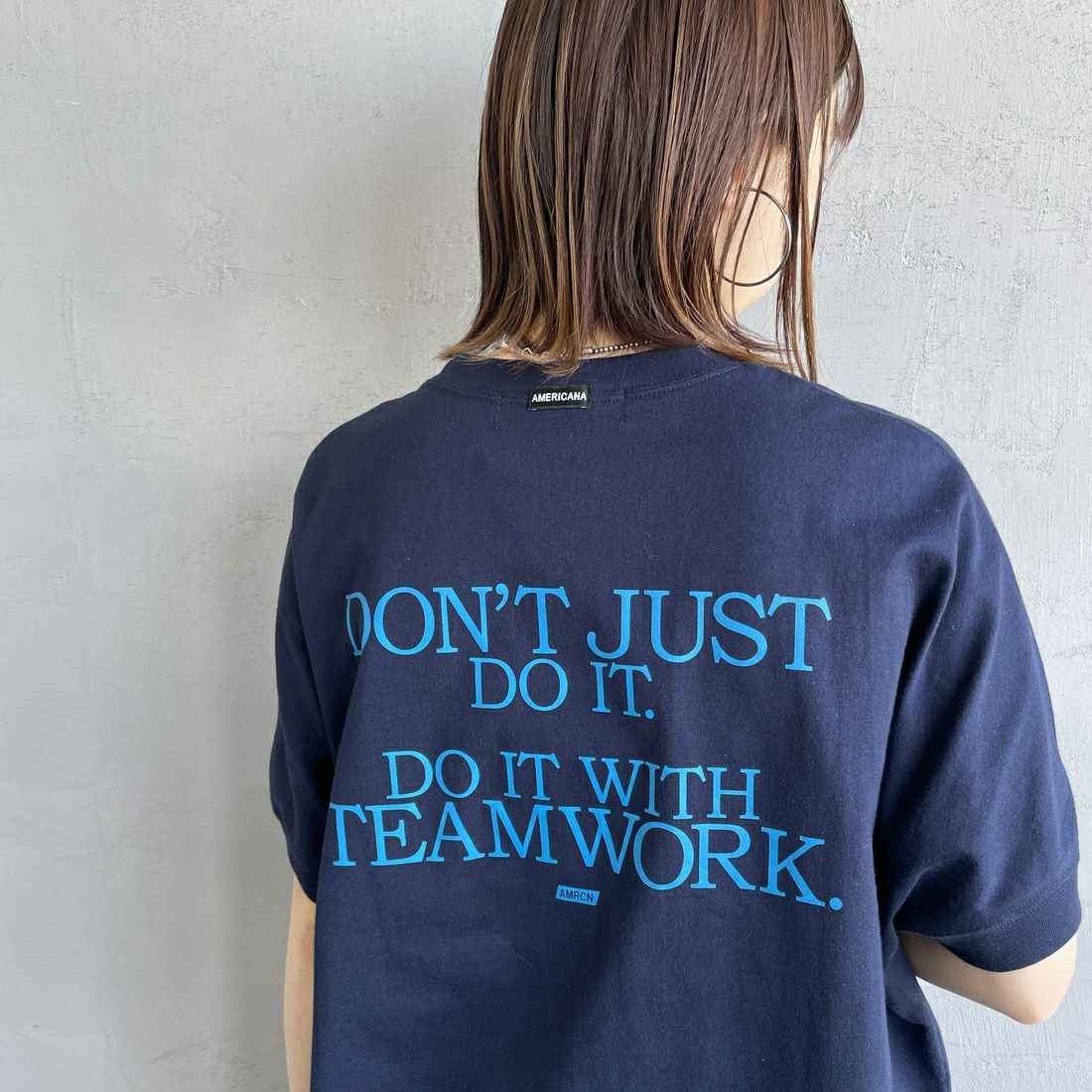 Americana × JEANS FACTORY [アメリカーナ × ジーンズファクトリー] 別注 ラウンドヘム バックプリントTシャツ [ASO-M-790-3-JF] NAVY
