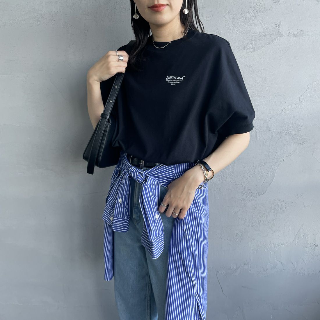 Americana × JEANS FACTORY [アメリカーナ × ジーンズファクトリー] 別注 ラウンドヘム バックプリントTシャツ [ASO-M-790-3-JF] BLACK&&モデル身長：160cm 着用サイズ：F&&